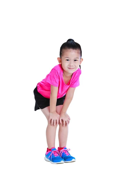 Całego ciała z Azji dziecko uśmiecha się i stojąc z rękami na kolanach. — Zdjęcie stockowe
