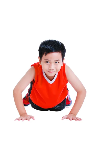 Las flexiones o flexiones de ejercicio por el niño asiático. Aislado sobre fondo blanco . — Foto de Stock