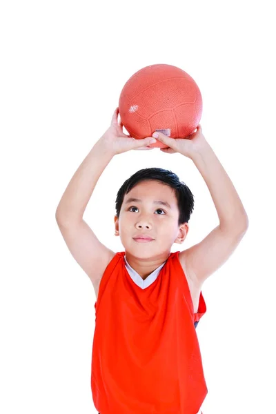 Ázsiai kosárlabdázó készítsük el, hogy dobja a labdát. Elszigetelt fehér background. — Stock Fotó