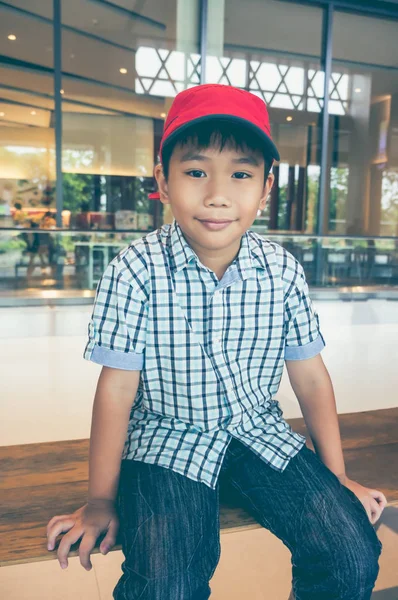 Przystojny azjatycki dziecko uśmiecha się i patrząc na kamery. Dźwięk w Vintage. — Zdjęcie stockowe