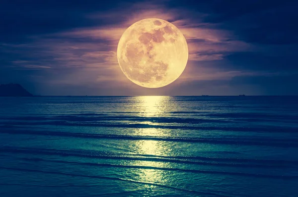 Super moon. Färgglada himlen med moln och ljusa fullmåne över havet. Serenity natur bakgrund. Stockbild