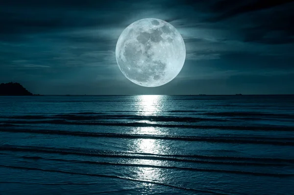 Super maan. Kleurrijke hemel met cloud en heldere full moon over zee. Rust natuur achtergrond. — Stockfoto