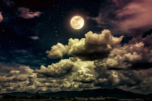 Cielo nocturno con luna llena brillante y nube oscura, fondo de naturaleza serenidad . — Foto de Stock