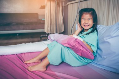 Hastalık Asyalı çocuk intravenöz serum fizyolojik ile hastaneye kabul