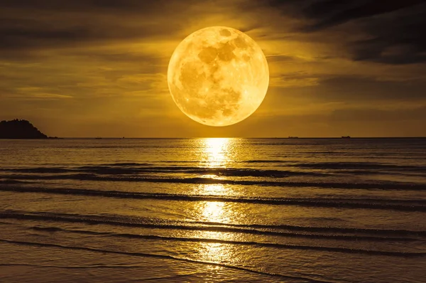 Super luna. Cielo colorido con nubes y luna llena brillante sobre el mar —  Fotos de Stock