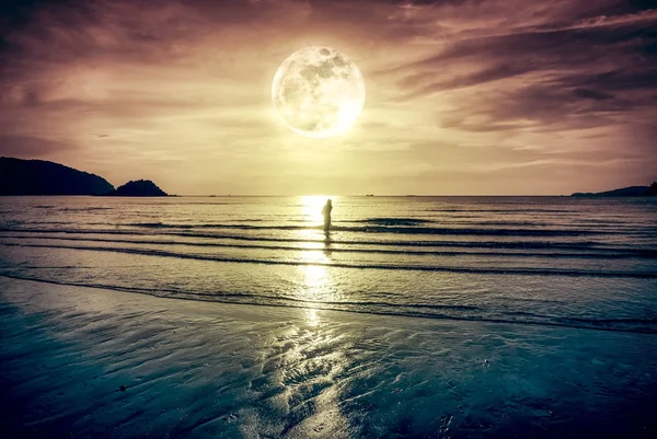 Σούπερ Σελήνη. Πολύχρωμο ουρανό με σύννεφο και φωτεινό πλήρες φεγγάρι πάνω από την θάλασσα — Φωτογραφία Αρχείου