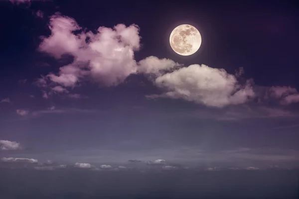 Paysage du ciel nocturne avec belle pleine lune, nature de sérénité — Photo