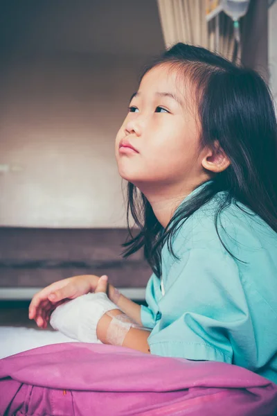 Doença asiática criança admitida no hospital com solução salina intravenosa — Fotografia de Stock