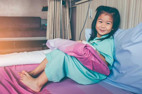 Болезнь азиатского ребенка госпитализировали с физраствором внутривенно — стоковое фото