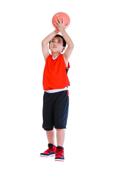 Азіатський баскетболіст підготуватися, щоб кинути м'яч. Ізольовані на білому тлі. — стокове фото