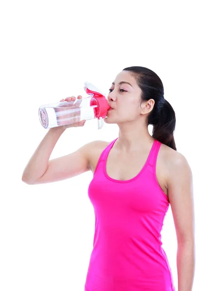 Aziatische mooie vrouw vers drinkwater. Geïsoleerd op witte achtergrond. — Stockfoto