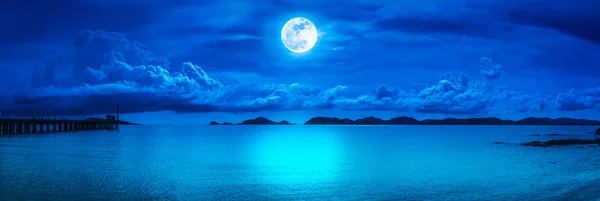 Πανόραμα του ουρανού με πανσέληνο στο θαλασσινό τοπίο νύχτα. — Φωτογραφία Αρχείου