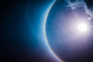 Ay halo fenomen. Gece vakti gökyüzünün ve parlak dolunay ile parlak. Serenity doğa arka plan.