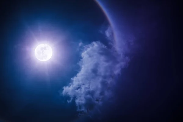 Zjawisko halo księżyca. Nocne niebo i jasny księżyc w pełni z błyszczący. — Zdjęcie stockowe
