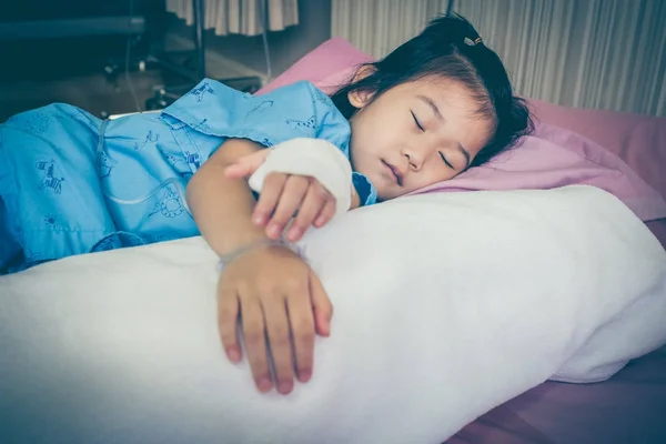 Krankheit asiatisches Kind mit intravenöser Kochsalzlösung (iv) an der Hand ins Krankenhaus eingeliefert. — Stockfoto