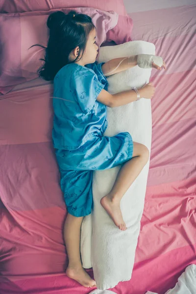 Ziekte Aziatische kind toegelaten aan kant met zoute infuus (Iv) in het ziekenhuis. — Stockfoto