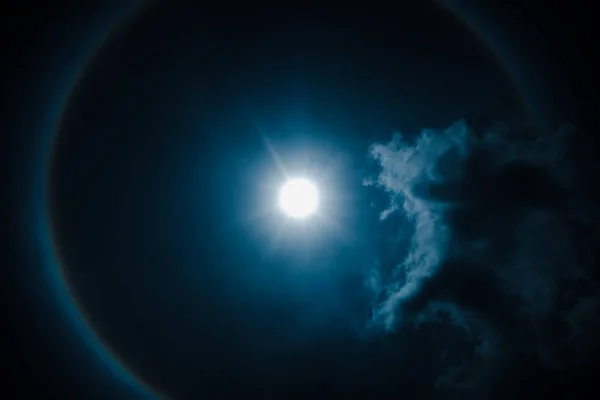 Moon fenoménu halo. Noční oblohu a světlé full moon s lesklou. Klid přírody. — Stock fotografie