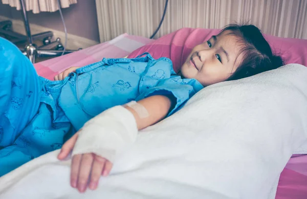 Krankheit asiatisches Kind mit intravenöser Kochsalzlösung (iv) an der Hand ins Krankenhaus eingeliefert. — Stockfoto