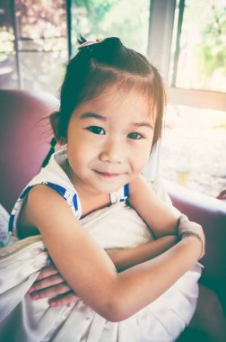 Çocuk onu eve penceresinde yakınındaki rahatlatıcı. Vintage sesi.