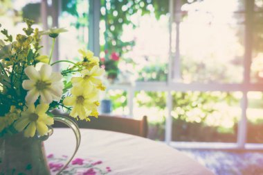 Güzel buket cam vazo içinde yapay çiçeklerle. Vintage sesi.