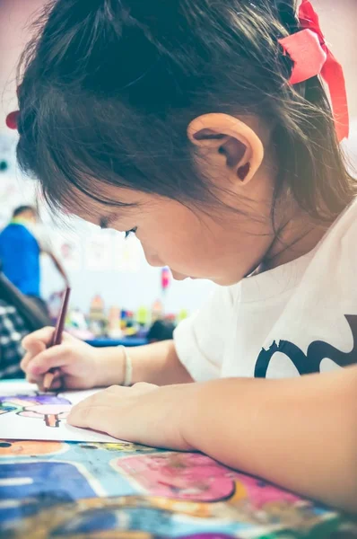 Chica asiática pintando sobre obras de arte con lápiz de colores. Tono vintage —  Fotos de Stock
