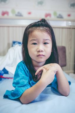 Mutsuz hastalık Asyalı çocuk hastaneye. Vintage sesi.