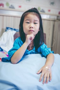 Mutsuz hastalık Asyalı çocuk hastaneye. Vintage sesi.