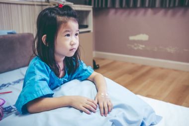 Mutsuz hastalık Asyalı çocuk hastaneye. Vintage sesi.