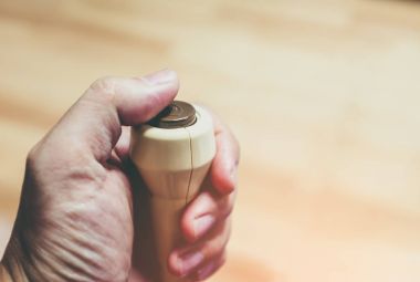 İnsan eli kopya alanı ile acil hemşire çağrı düğmesine basarak.