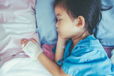 Yandan hastalık Asyalı çocuk tuzlu Intravenous (IV) ile hastaneye kabul.