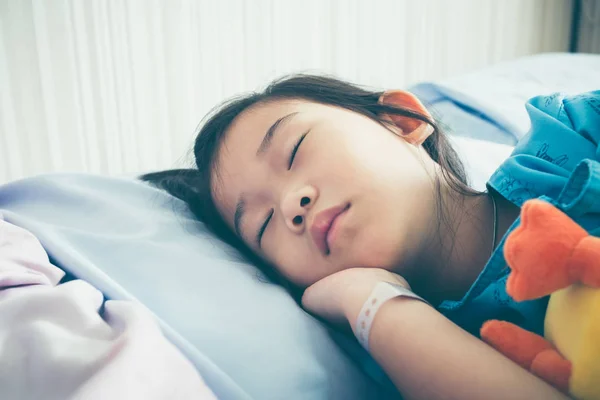 Choroby azjatycki dziecko przyjęte w szpitalu. Efekt filtra rocznika film. — Zdjęcie stockowe
