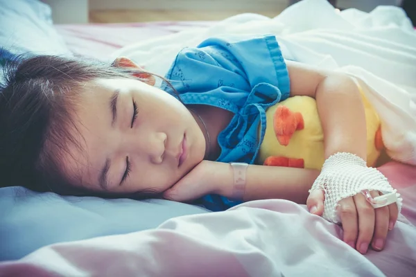 Болезнь азиатского ребенка госпитализировали с физраствором внутривенно (IV) на руках . — стоковое фото
