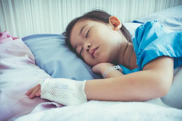 Enfermedad niño asiático ingresado en el hospital con solución salina intravenosa (IV) en la mano . — Foto de Stock