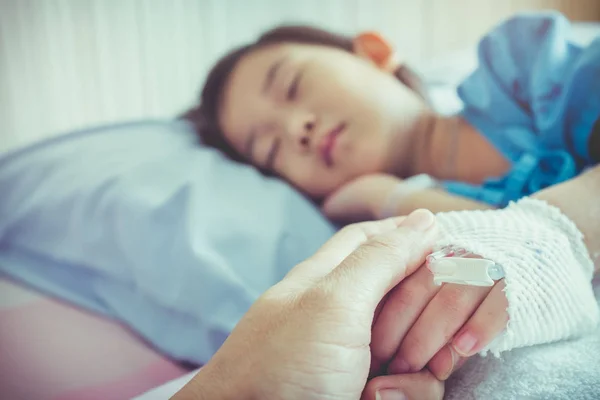 Γονέα ασθενή χέρι εκμετάλλευση παιδιού για ενθάρρυνση και ενσυναίσθηση. — Φωτογραφία Αρχείου