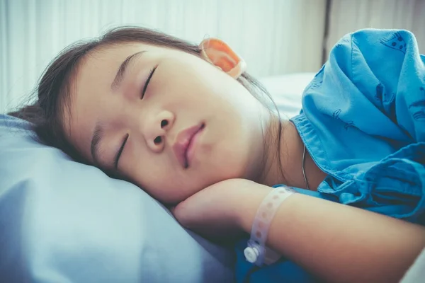 Bambino asiatico ricoverato in ospedale. Storie sull'assistenza sanitaria. tono vintage . — Foto Stock