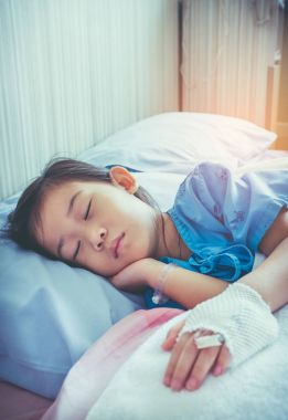 Hastalık Asyalı çocuk intravenöz serum fizyolojik ile hastaneye kabul