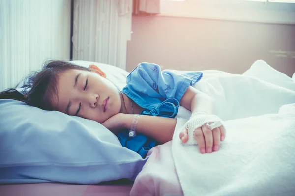 Enfermedad niño asiático ingresado en el hospital con solución salina intravenosa (IV) en la mano . —  Fotos de Stock