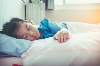 Yandan hastalık Asyalı çocuk tuzlu Intravenous (IV) ile hastaneye kabul.
