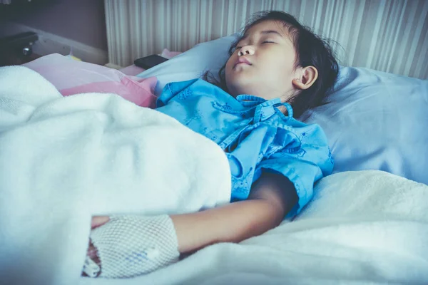Betegség ázsiai gyermek elismerte a kórházba sós intravénás (Iv) a kezét. — Stock Fotó