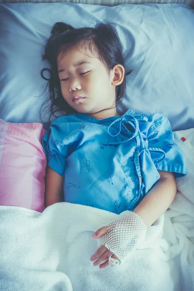 Krankheit asiatisches Kind mit intravenöser Kochsalzlösung (iv) ins Krankenhaus eingeliefert. — Stockfoto