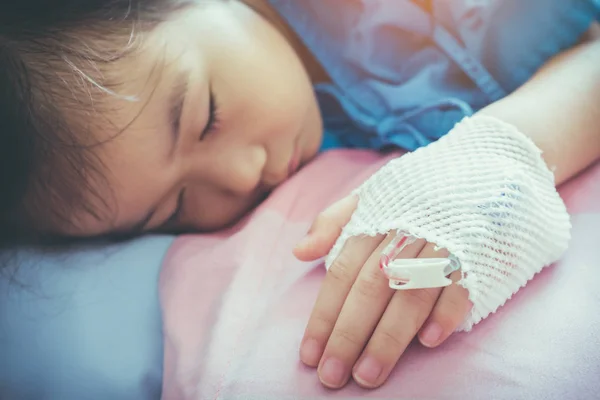 Ziekte Aziatische kind toegelaten aan kant met zoute intraveneuze (Iv) in het ziekenhuis. — Stockfoto