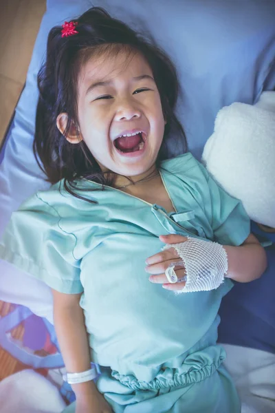 Illness asian child with saline intravenous drip on hand. — Stock Photo, Image