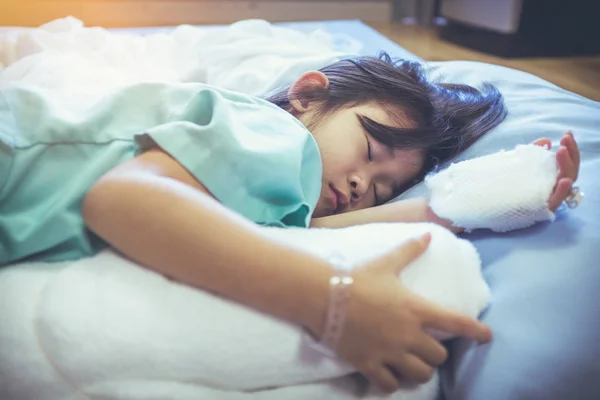 Krankheit asiatisches Kind mit Kochsalzlösung an der Hand ins Krankenhaus eingeliefert. — Stockfoto