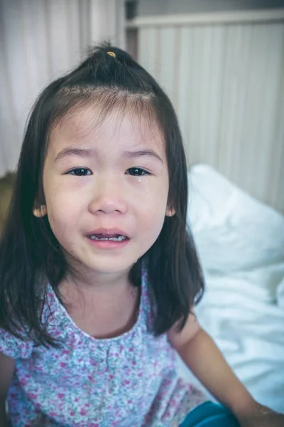 涙で泣いているクローズ アップ アジア子供を悲しませる、表情感反応。ビンテージ トーン. — ストック写真