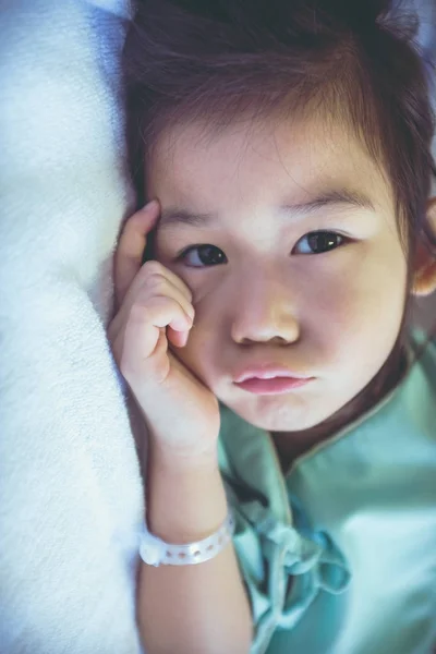 Enfermedad niño asiático ingresado en el hospital. Historias de salud . —  Fotos de Stock