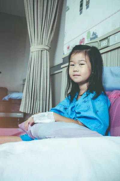 Choroby azjatycki dziecko przyjęte w szpitalu z soli fizjologicznej kroplówki iv z strony. — Zdjęcie stockowe