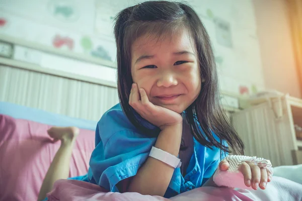 Doença asiático criança admitida no hospital com soro fisiológico iv gotejamento na mão . — Fotografia de Stock