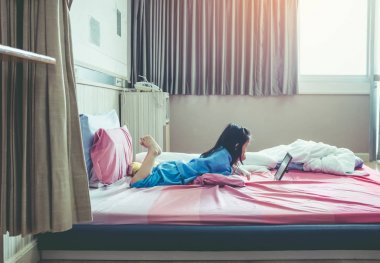 Yandan hastalık Asyalı çocuk tuzlu IV damla ile hastaneye kabul.