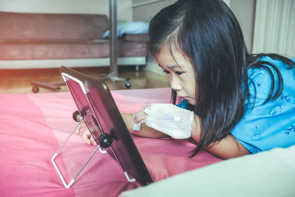 Ziekte Aziatische kind toegelaten in het ziekenhuis met zoute iv infuus aan kant. — Stockfoto