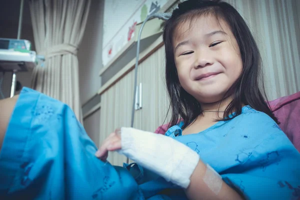 Maladie asiatique enfant admis à l'hôpital avec solution saline iv goutte à goutte . — Photo